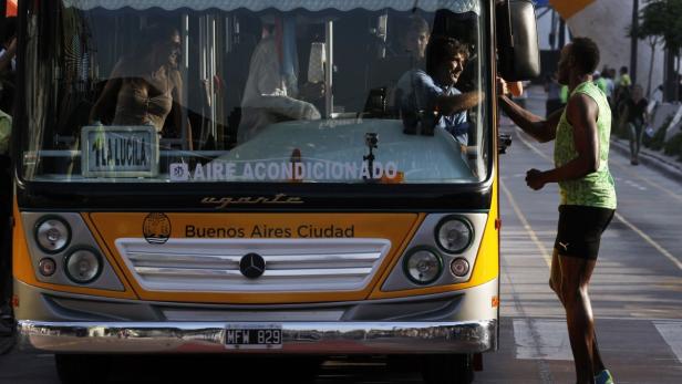 Usain Bolt interagiert mit einem Busfahrer in Buenos Aires.