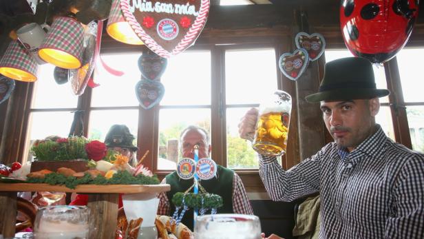Pep Guardiola mit einem Bierkrug in einem bayerischen Lokal.