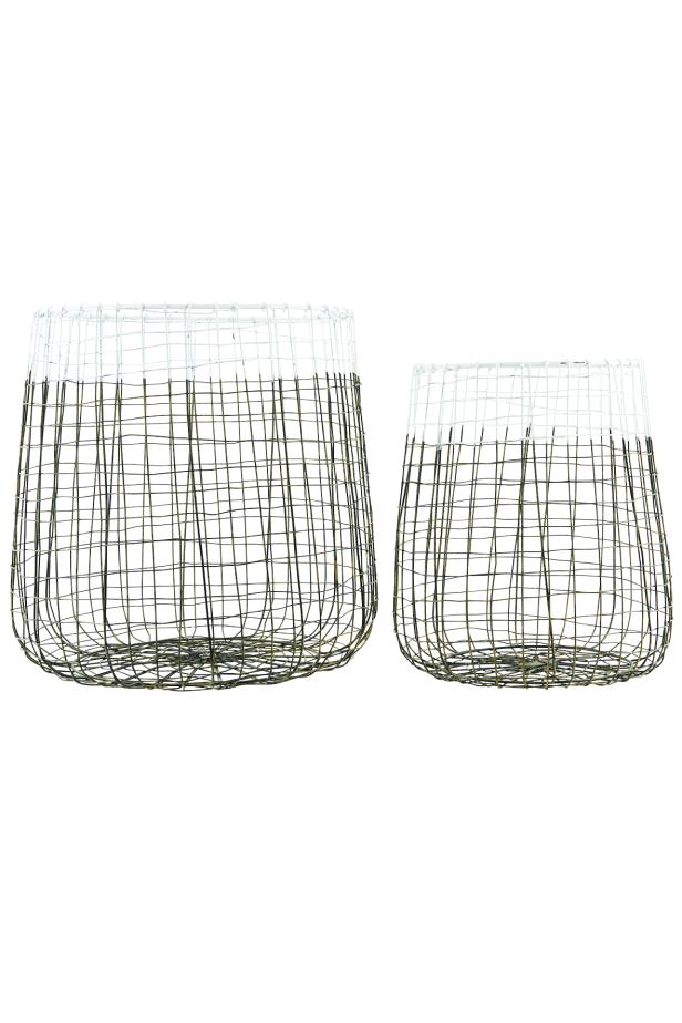 Zwei dekorative Drahtkörbe in unterschiedlichen Größen stehen nebeneinander.