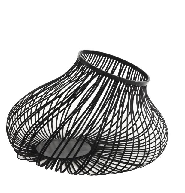 Eine abstrakte, schwarze Drahtkorb-Skulptur auf weißem Grund.