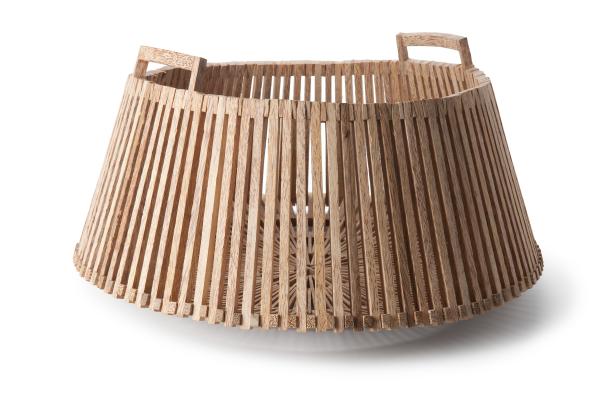 Ein hölzerner Wäschekorb mit Griffen steht auf einem weißen Hintergrund.