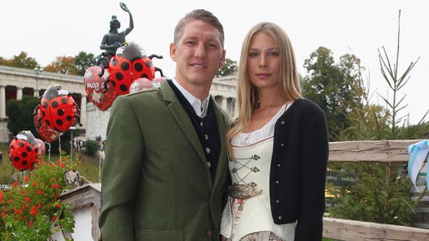 Bastian Schweinsteiger und Ana Ivanović in Tracht vor der Bavaria-Statue in München.