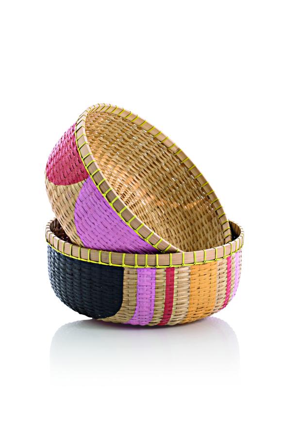 Zwei gestapelte, handgefertigte Körbe mit bunten Mustern stehen auf einem weißen Hintergrund.