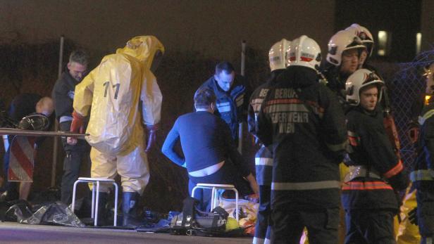 Einsatzkräfte der Berufsfeuerwehr Wien in einer nächtlichen Szene.