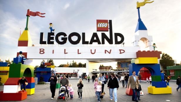 Besucher betreten das Legoland in Billund durch einen bunten Eingang.