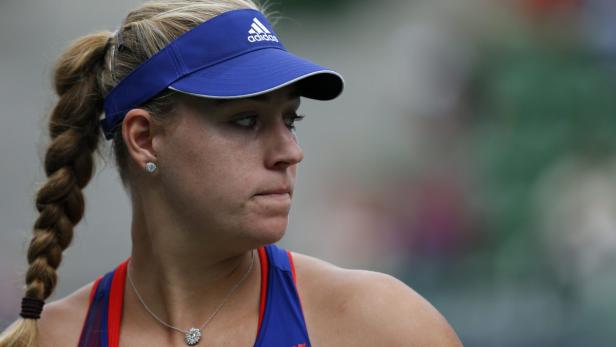 Angelique Kerber mit blauem Adidas-Visor bei einem Tennismatch.