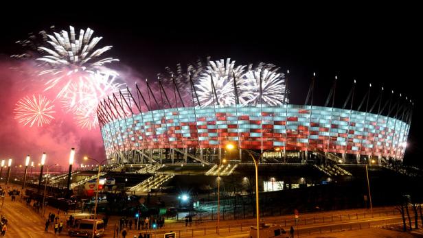 Das Nationalstadion in Warschau. Das Nationalstadion Warschau ist während einer Feuerwerksshow beleuchtet.