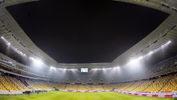 Die Arena Lwiw in Lemberg Blick in ein leeres Fußballstadion bei Nacht.