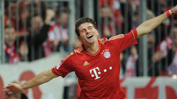 Mario Gómez jubelt im Trikot des FC Bayern München.
