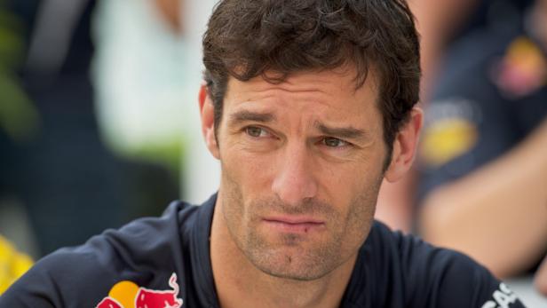 Mark Webber, ehemaliger Formel-1-Fahrer, blickt nachdenklich zur Seite.