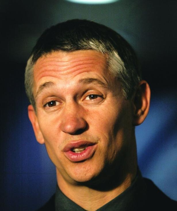 Porträt von Gary Lineker vor einem blauen Hintergrund.