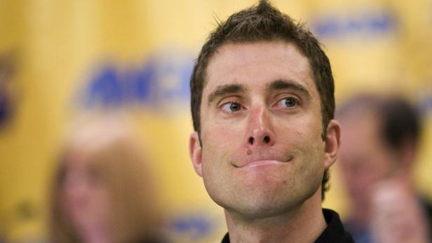 Ein Mann mit kurzem, dunklem Haar blickt nach rechts.