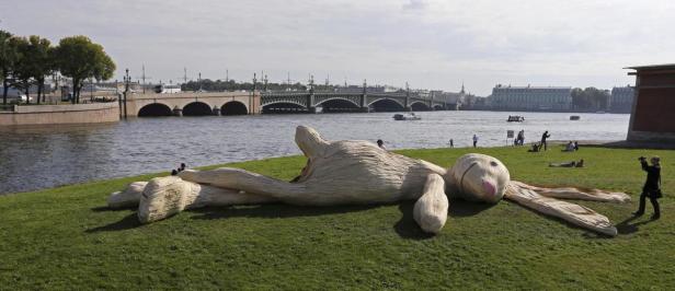 Eine riesige Hasenskulptur liegt auf einer Wiese in Sankt Petersburg.