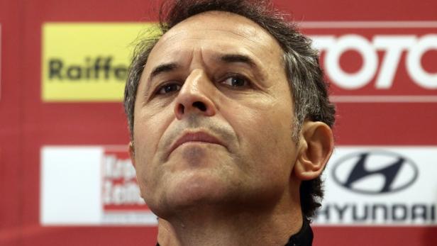 Nahaufnahme eines Mannes vor einem Hintergrund mit Logos von Raiffeisen, Toto und Hyundai.