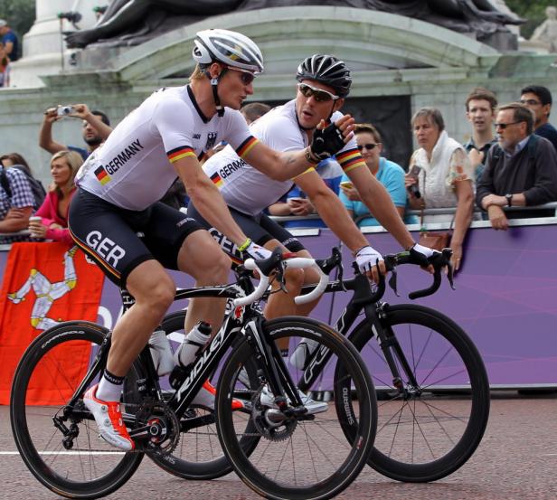 Zwei deutsche Radrennfahrer während eines Rennens.