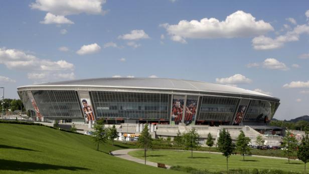 Die Donbass Arena Die Donbass Arena in Donezk an einem sonnigen Tag.