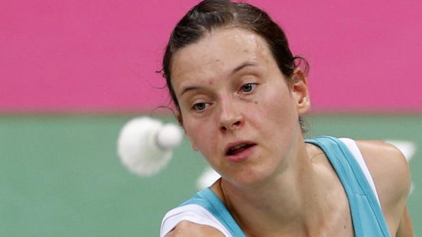 Eine Badmintonspielerin beim Aufschlag.