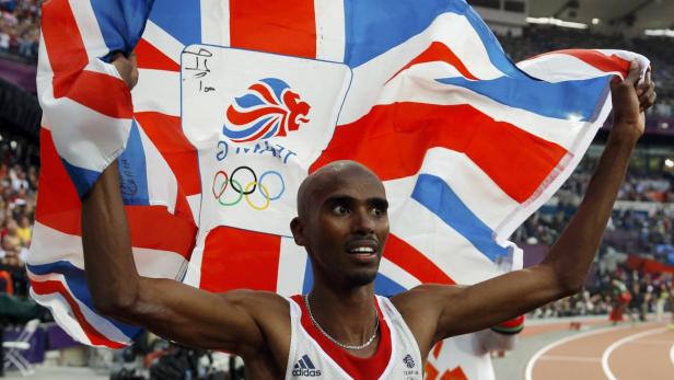 Mo Farah feiert mit der britischen Flagge bei den Olympischen Spielen.