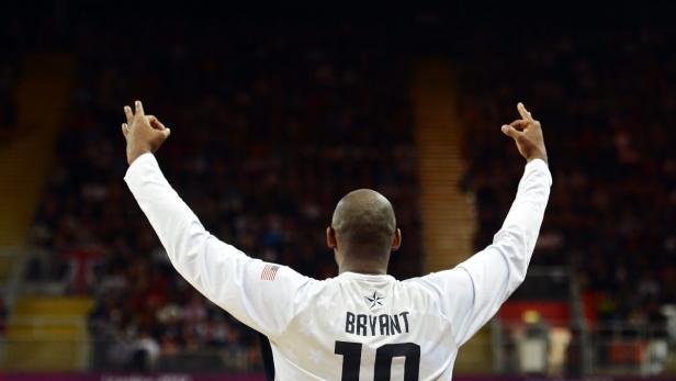 Kobe Bryant mit dem Rücken zum Betrachter, die Arme erhoben, auf einem Basketballfeld.