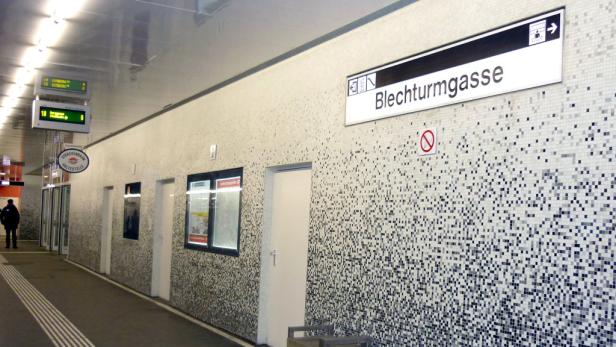 Ein Bahnsteig der Straßenbahnhaltestelle Blechturmgasse in Wien.