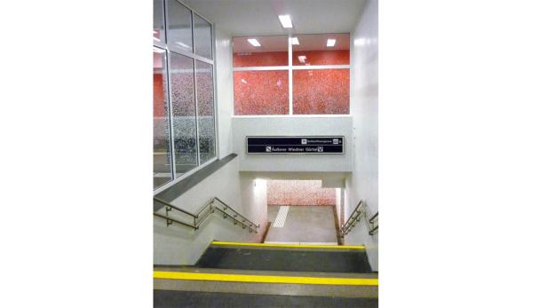 Treppenabgang zu einer U-Bahn-Station mit dem Schild „Äußerer Wieden Gürtel“.