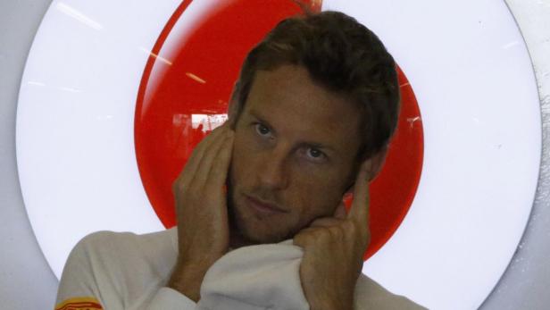 Jenson Button posiert vor einem Vodafone-Logo.