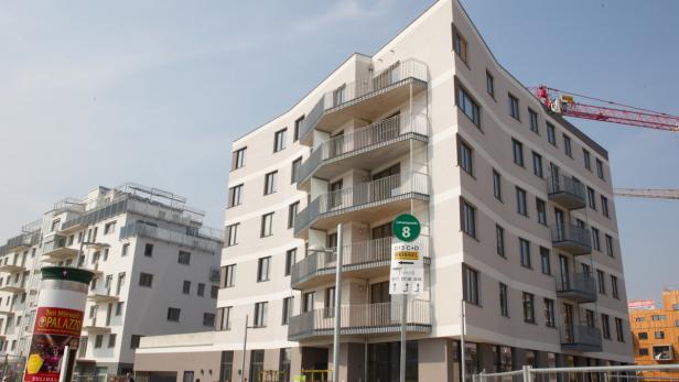 Mehrere moderne Wohngebäude unter blauem Himmel.