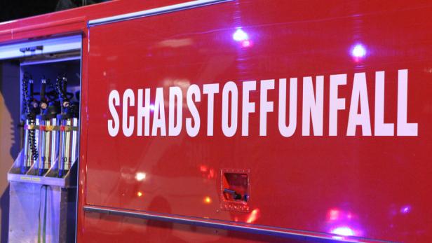 Die Seite eines roten Einsatzfahrzeugs mit der Aufschrift „Schadstoffunfall“.