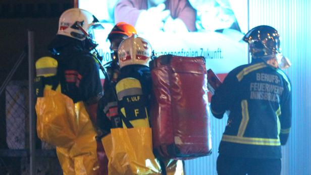 Mehrere Feuerwehrleute der Berufsfeuerwehr Innsbruck in Einsatzkleidung.
