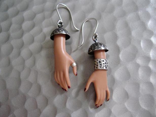 Eine Kette aus Barbie-Brüsten gefällig?