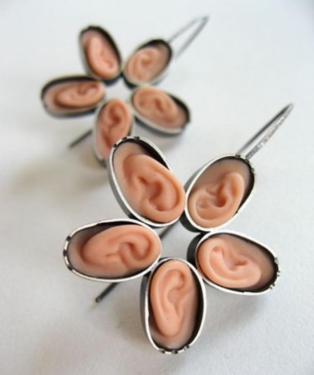 Eine Kette aus Barbie-Brüsten gefällig?