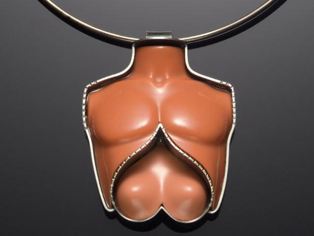 Eine Kette aus Barbie-Brüsten gefällig?