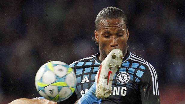 Out of control: Didier Drogba und seine Kollegen enttäuschten gegen Napoli. Didier Drogba von Chelsea schießt einen Fußball.