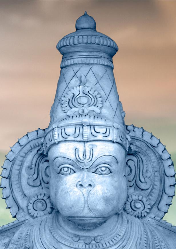 Eine blaue Statue von Hanuman, einer hinduistischen Gottheit.