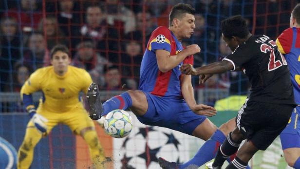 Aufgespielt: David Alaba (r.) machte im Mittelfeld der Bayern zwischen den Superstars Robben und Ribery eine sehr gute Figur. Ein Fußballspieler schießt den Ball während eines Spiels.