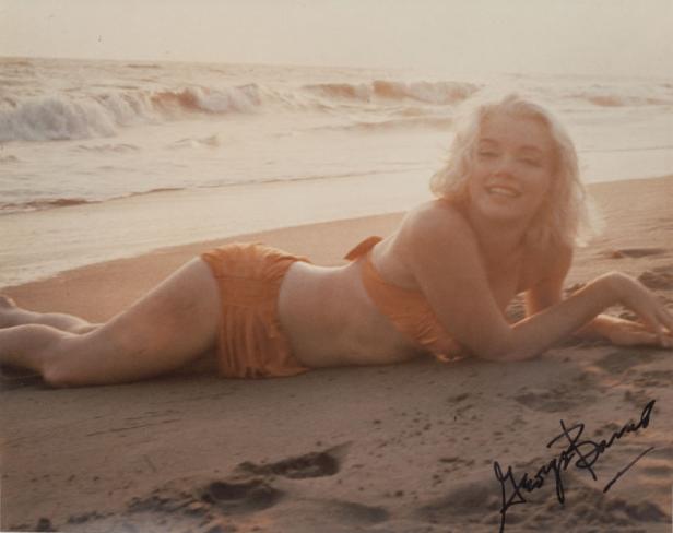 George Barris: 'Orange Bikini, The Last Shoot, 1962' Marilyn Monroe liegt am Strand in einem orangefarbenen Bikini.