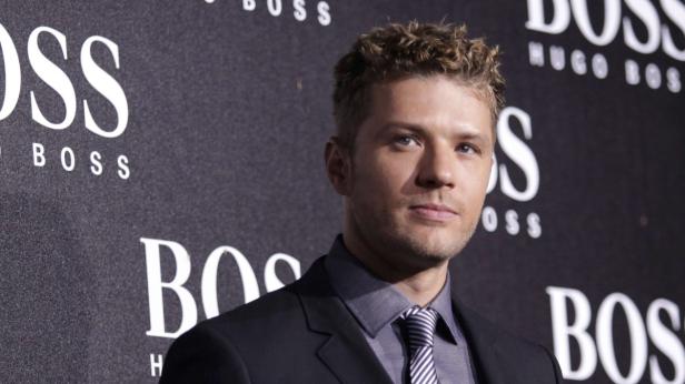 Ryan Phillippe posiert vor einer Hugo Boss Wand.