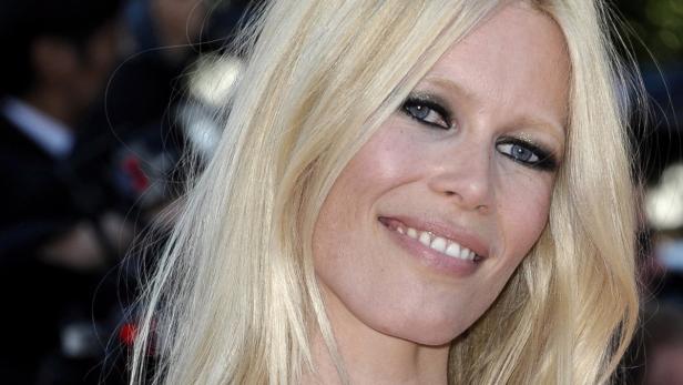 Ein Porträt von Claudia Schiffer mit blonden Haaren und blau-grauen Augen.