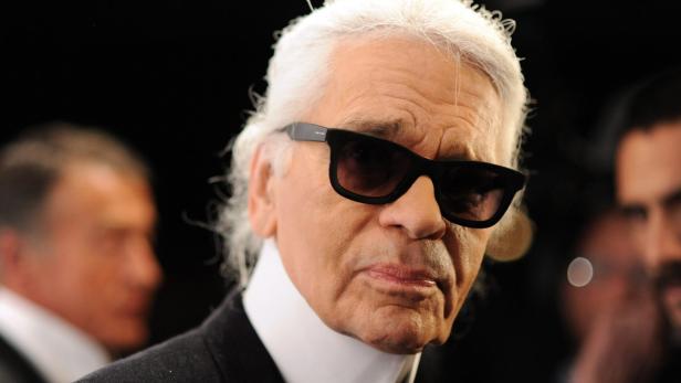 Karl Lagerfeld mit seiner charakteristischen Sonnenbrille.