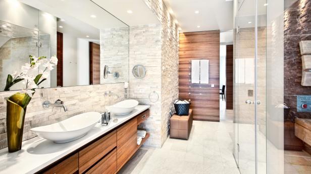 Ein modernes Badezimmer mit Doppelwaschbecken, Dusche und Holzelementen.