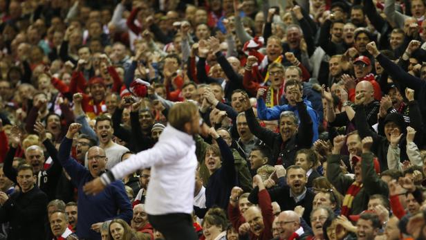 Jürgen Klopp und eine jubelnde Menschenmenge im Stadion.