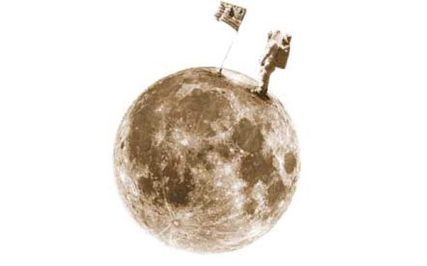 Ein Astronaut steht mit einer US-Flagge auf der Mondoberfläche.