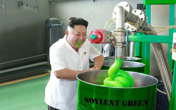 Kim Jong-un steht lachend vor einem Fass mit der Aufschrift „Soylent Green“.
