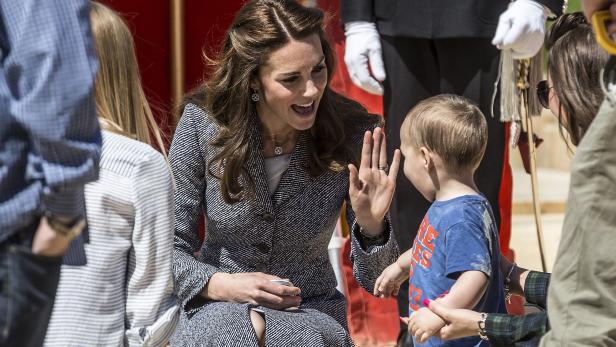 Catherine, Princess of Wales, gibt einem kleinen Jungen ein High-Five.