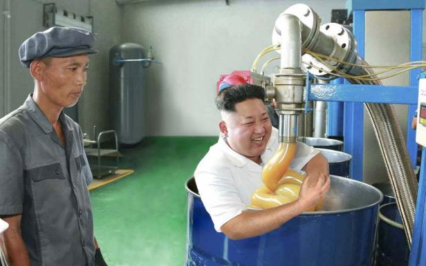 Kim Jong-un steht in einer Fabrik neben einem Fass mit einer gelblichen Substanz.