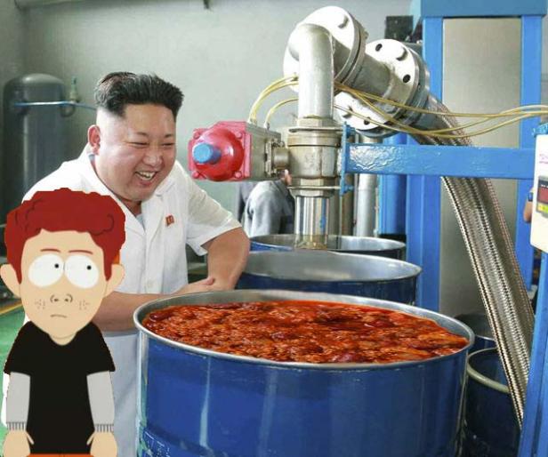 Kim Jong-un steht lachend neben einem Fass mit roter Sauce, neben ihm eine Comicfigur.