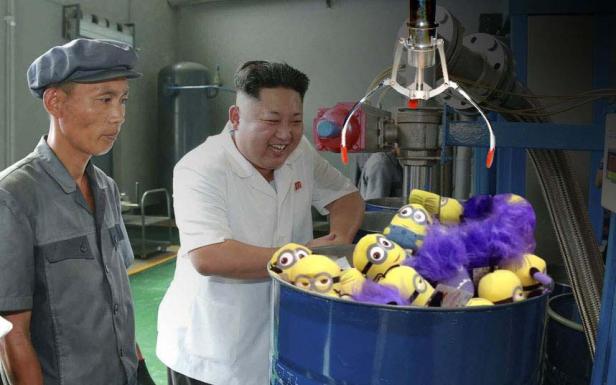 Kim Jong-un scheint sich über eine Füllung von Minion- und Monster-Plüschtieren in einem Fass zu freuen.