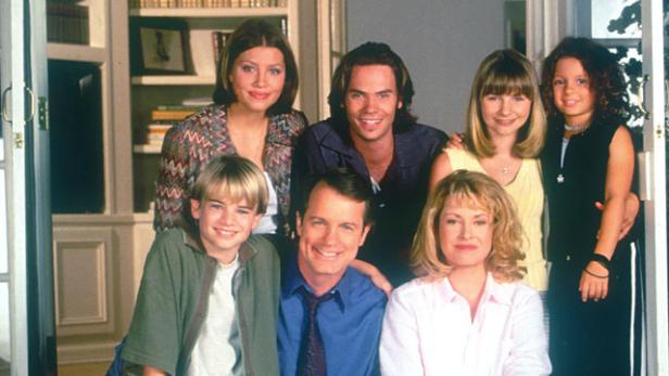 Die siebenköpfige Familie Camden aus der Fernsehserie „Eine himmlische Familie“ posiert für ein Gruppenfoto.
