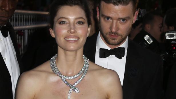 Jessica Biel mit einer auffälligen Schlangenkette und Justin Timberlake im Hintergrund.