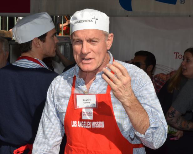 Stephen Collins trägt eine Schürze und eine Mütze der Los Angeles Mission.